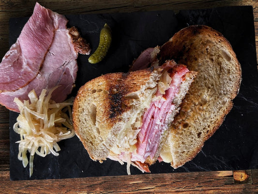 Reuben sandwich con bondiola ahumada y repollo encurtido