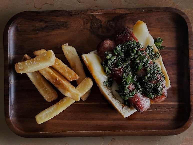 Choripán con chorizo tradicional y chimichurri