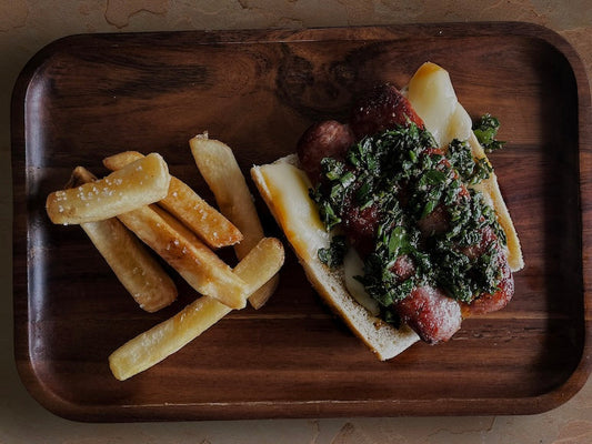 Choripán con chorizo tradicional y chimichurri